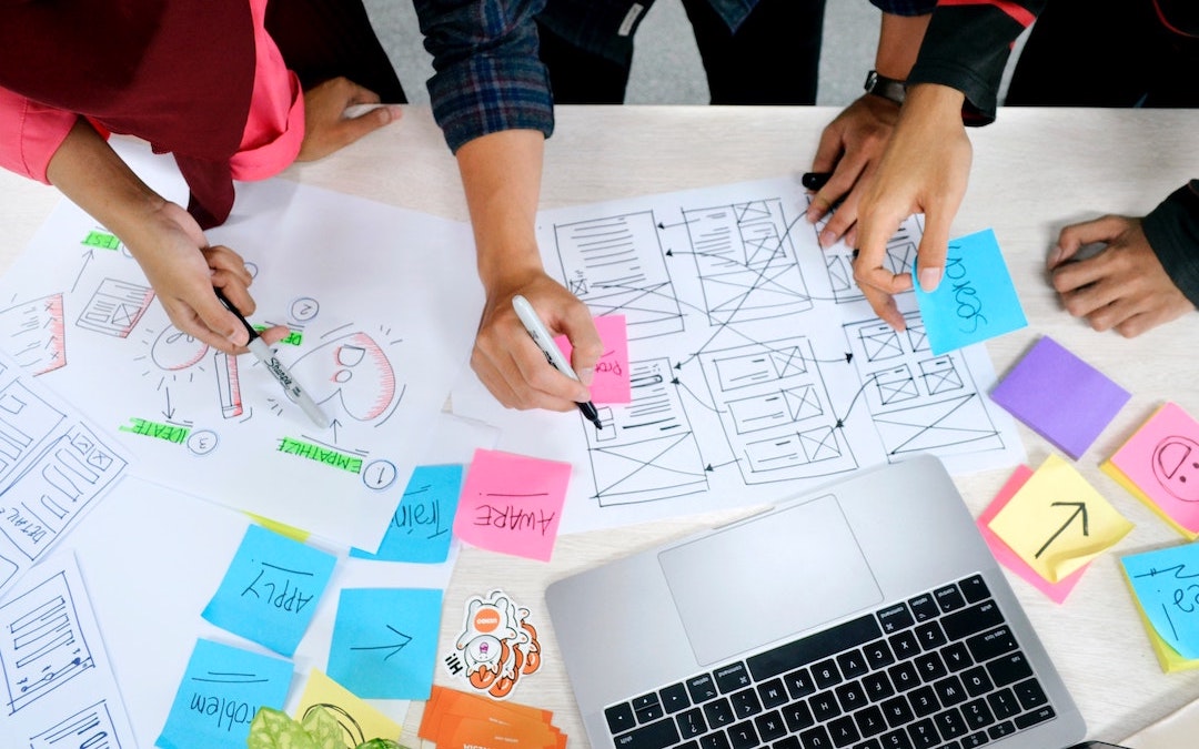 En Design Thinking, lors de la phase d'idéation, les collaborateurs utilisent souvent des post-its colorés pour noter et classer les idées.